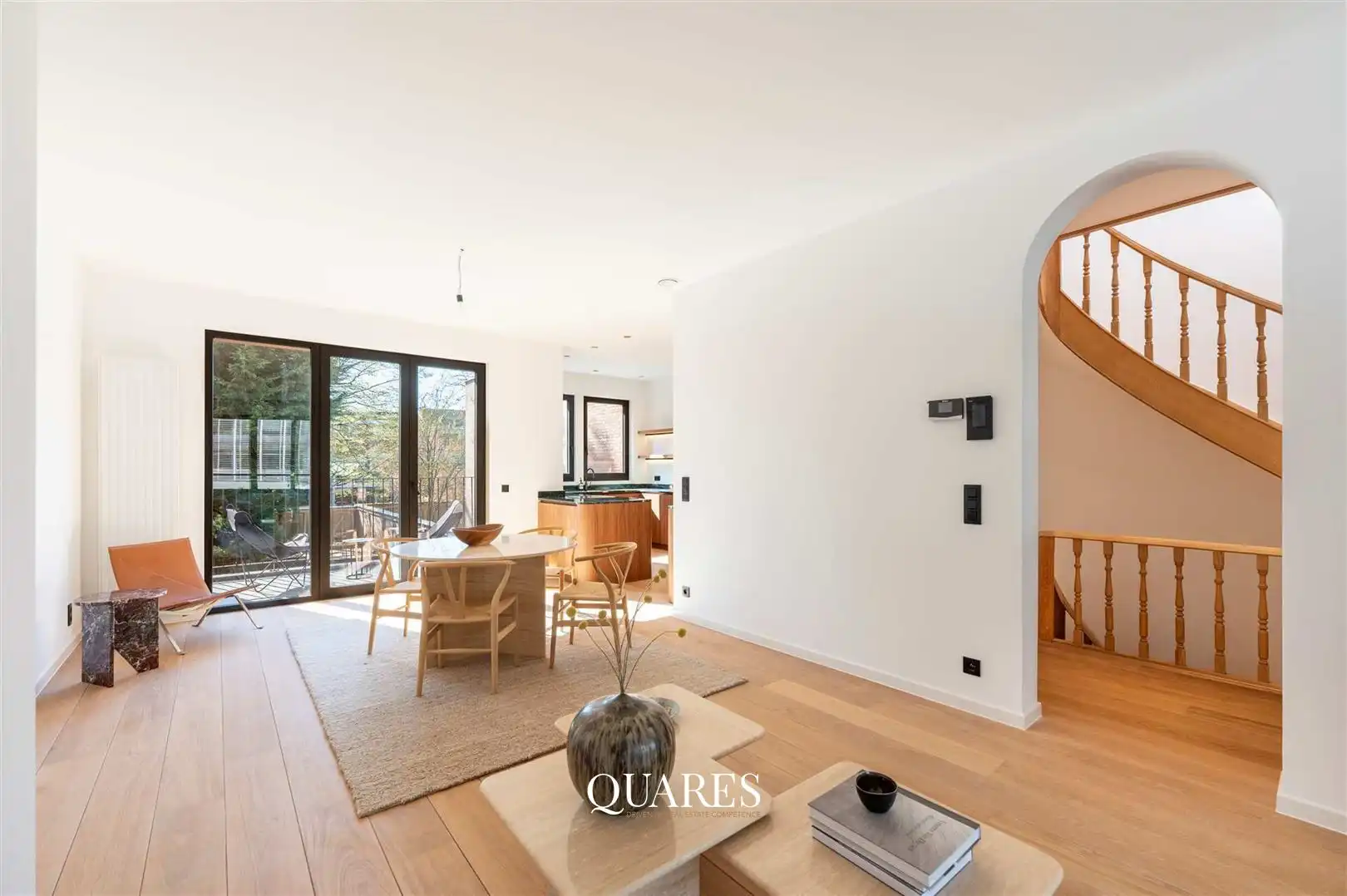 Prachtig gerenoveerde woning met 4 slaapkamers en zuidwest georiënteerde tuin in Pulhofwijk foto {{pictureIndex}}