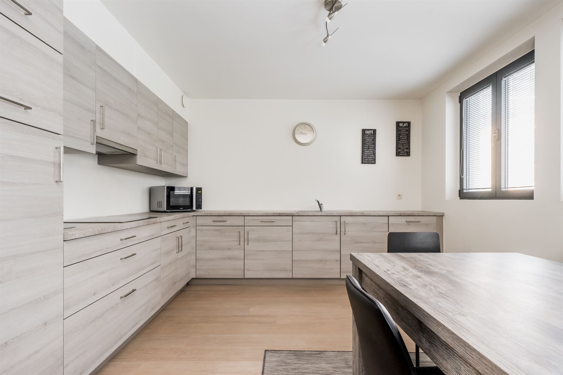 Prachtig recent 2 slaapkamer appartement in de Europese wijk foto 8
