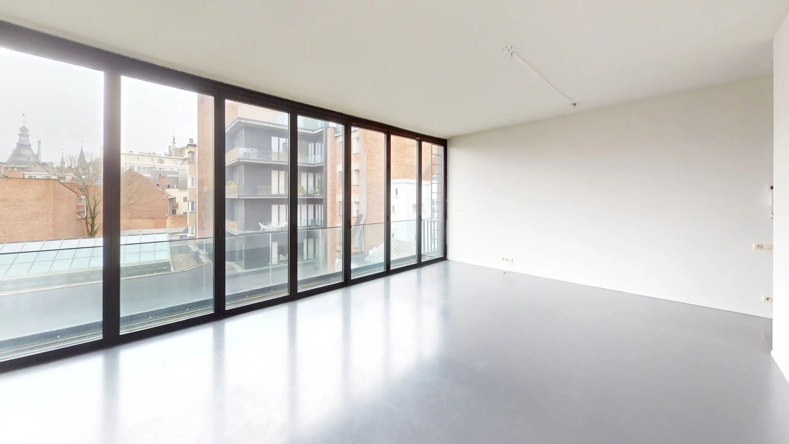 ANTWERPEN - Zonnige loft nabij Theaterplein foto 3