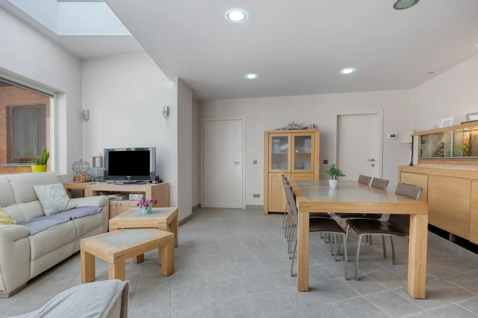 Goed gelegen handelspand met woonst! foto 6