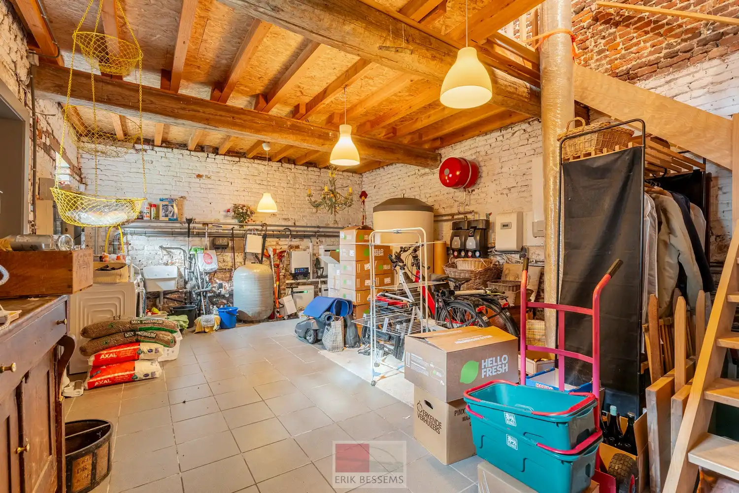 Een zeer karaktervol woonerf van maar liefst 3996 m² met bijzondere uitstraling, bestaande uit een prachtige hoofdwoning (voormalige schuur en stallen) en een charmant vakwerkhuis. foto 35