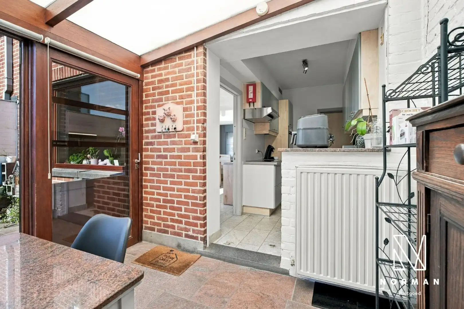 Stevige woning met 5 slaapkamers en praktijkruimte met parkeerplaats op commerciële ligging foto 8