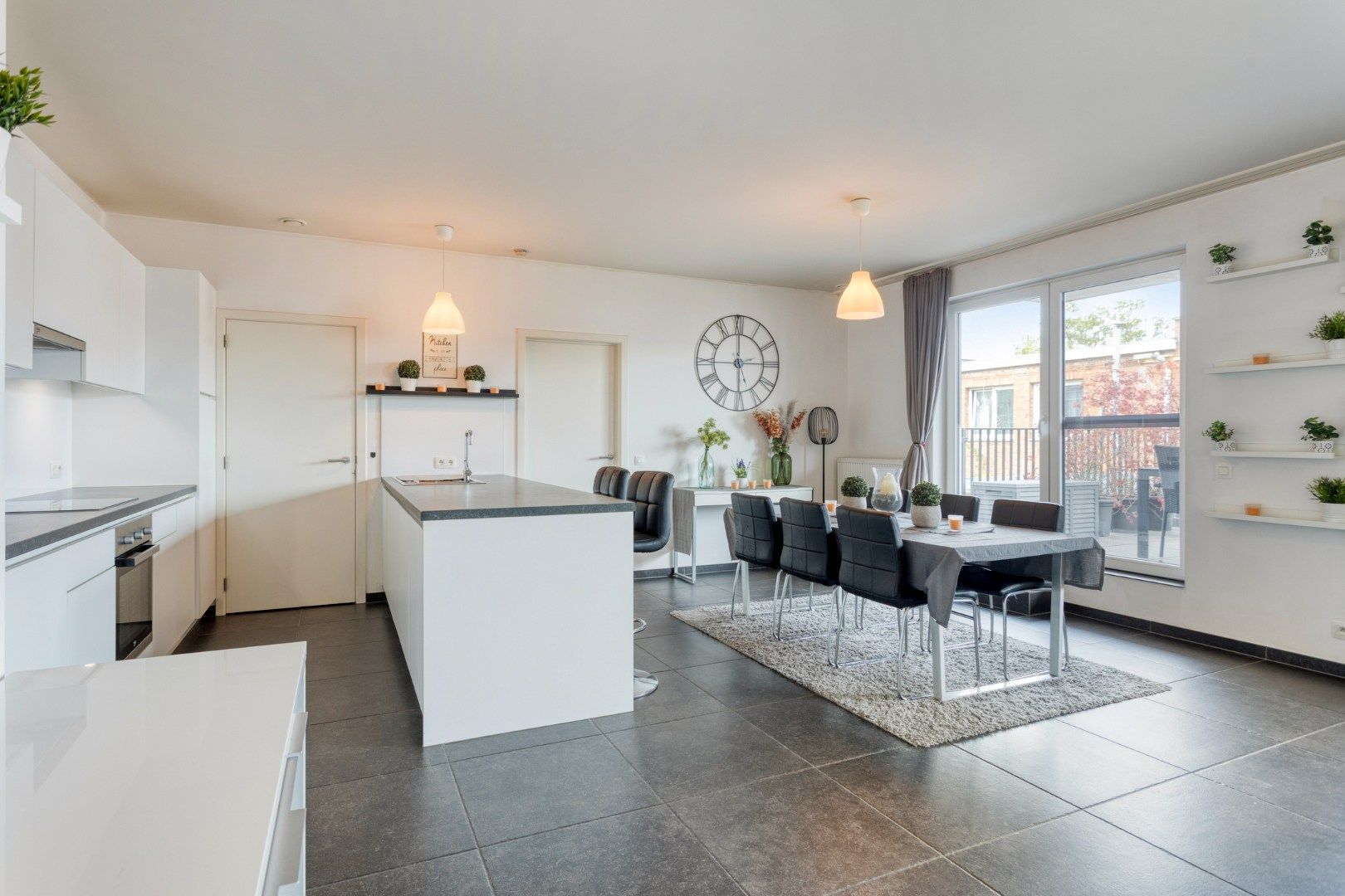 Instapklaar 1 slpk appartement met terras en garage foto 3