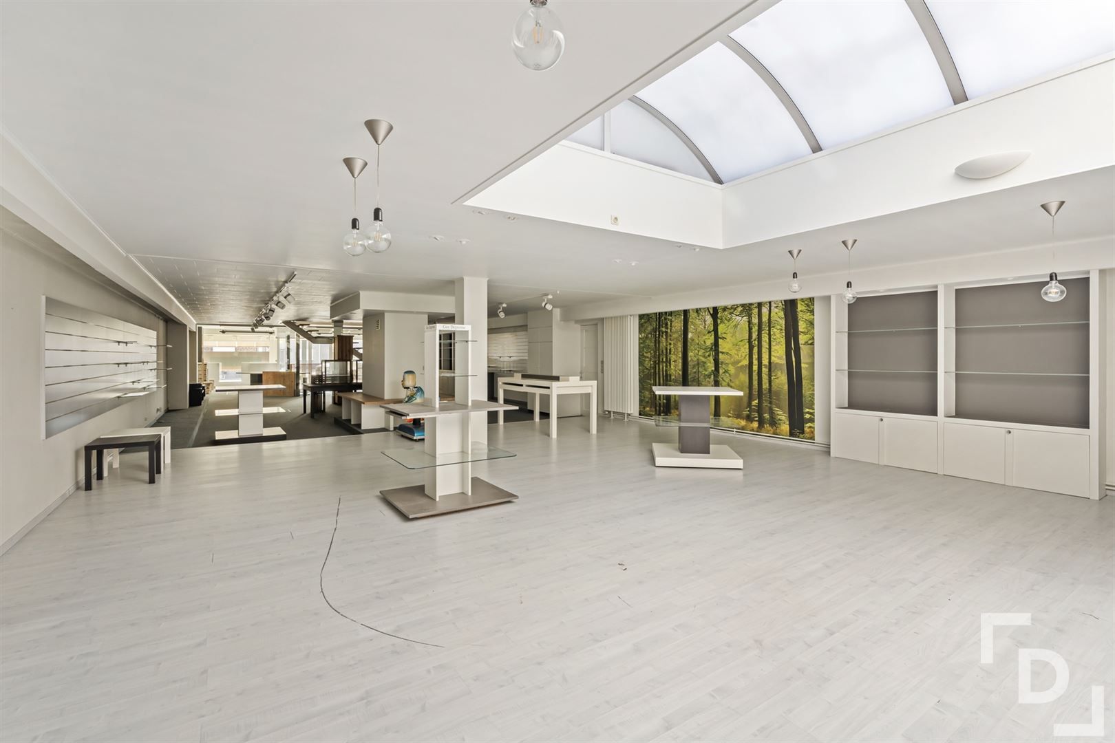 Ruime handelszaak met woonst & verhuurd appartement te koop in Poelkapelle. foto 2