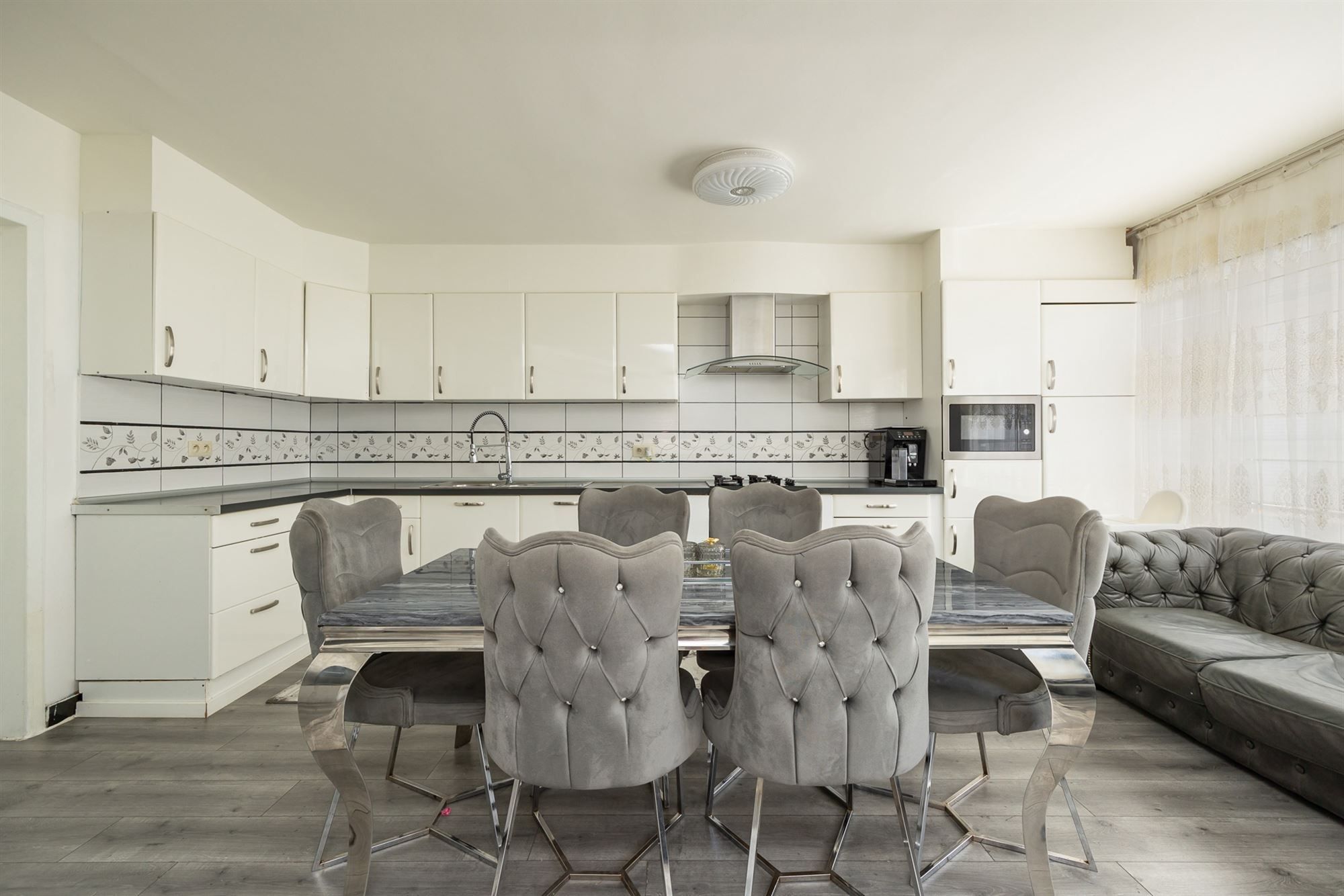 Instapklare woning met 6 slaapkamers en ruim aangelegde tuin foto 5