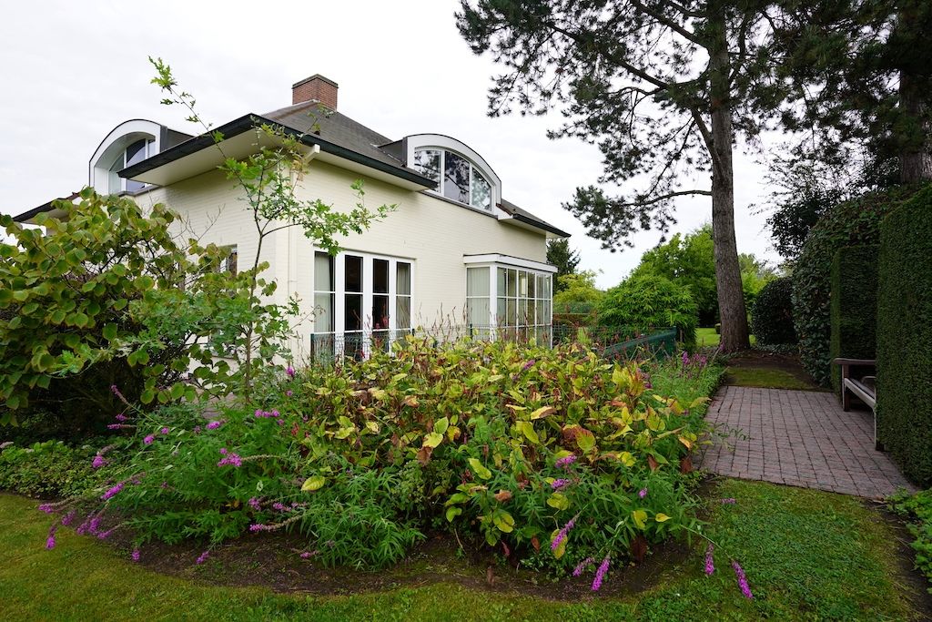 Onder de klokkentoren van het charmante Bellegem woont deze kwalitatieve eigendom, genesteld op een royaal perceel van 1688 m². foto 4