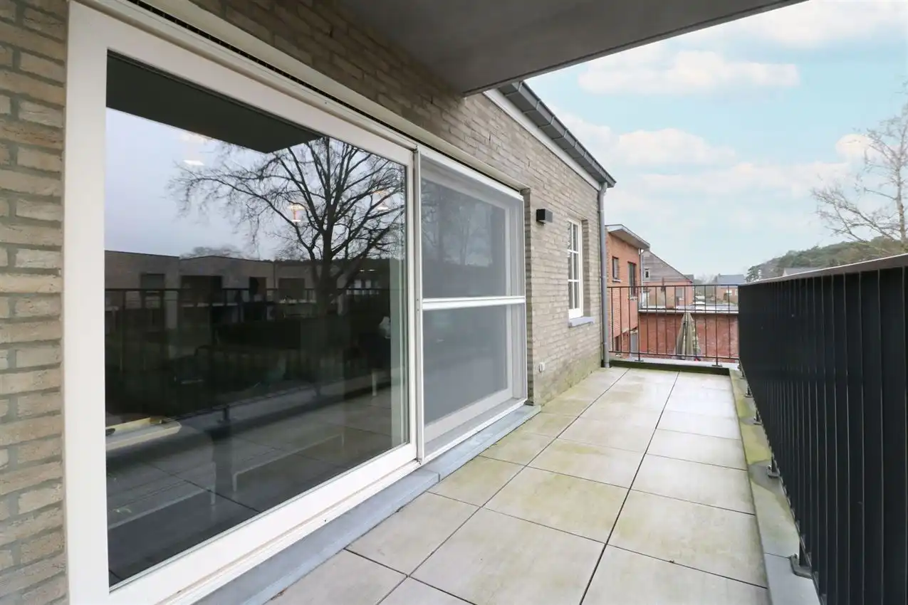 App. met 2 slpk., terras en autostaanplaats, rustig gelegen foto 3