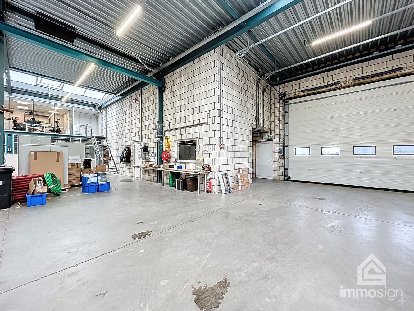 Handelspand met magazijn, kantoorruimte en instapklare woning te Lommel foto 3
