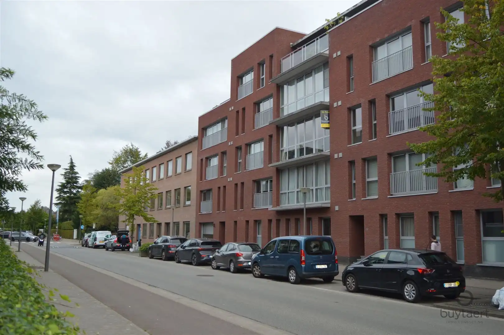 Modern instapklaar twee slaapkamer appartement met zonnig terras en last but not least een parking! foto 12