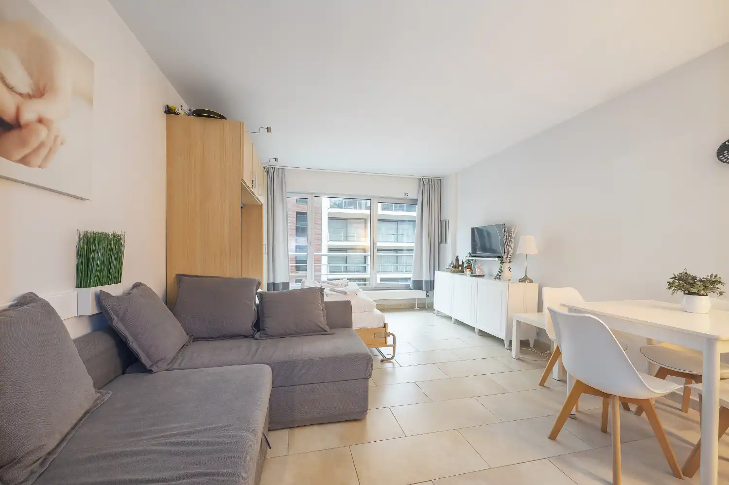 Gemeubelde studio te huur op steenworp van het strand foto 7