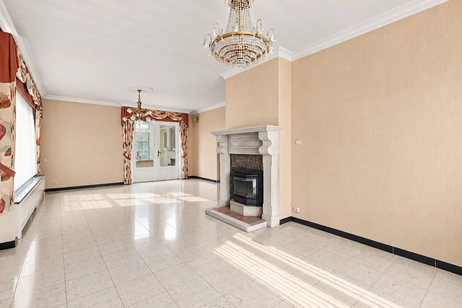 Te renoveren halfopen bebouwing met 3 slaapkamers, zolder en ruime tuin te Waardamme! foto 4
