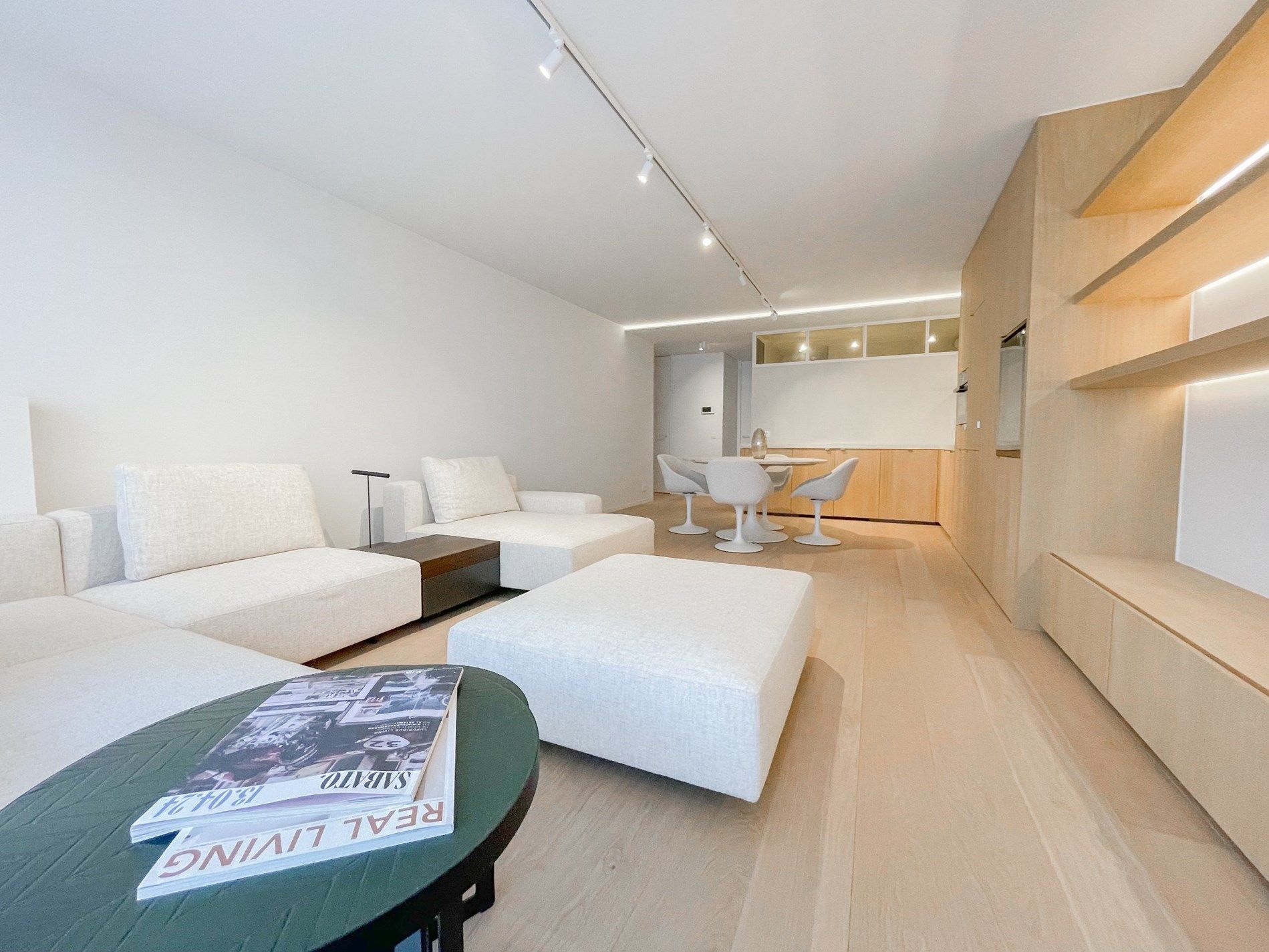 Stijlvol gerenoveerd appartement met een ruim zonnig terras gelegen nabij het commercieel centrum. foto 4