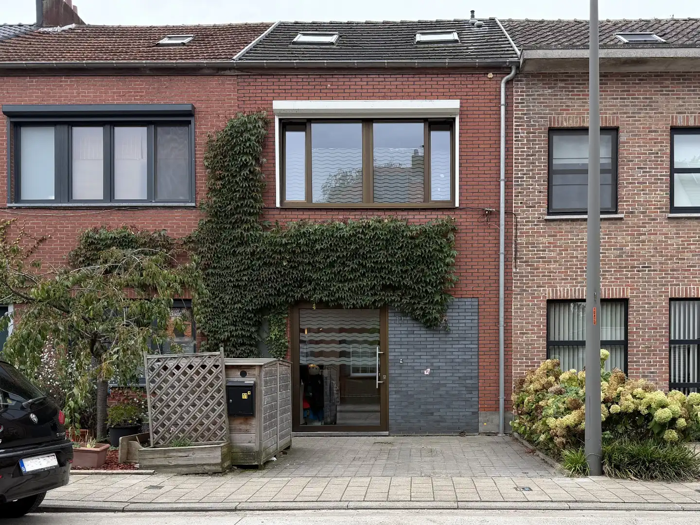 Charmante gezinswoning met 3 slaapkamers en verrassend ruime tuin in Ekeren-Mariaburg foto {{pictureIndex}}
