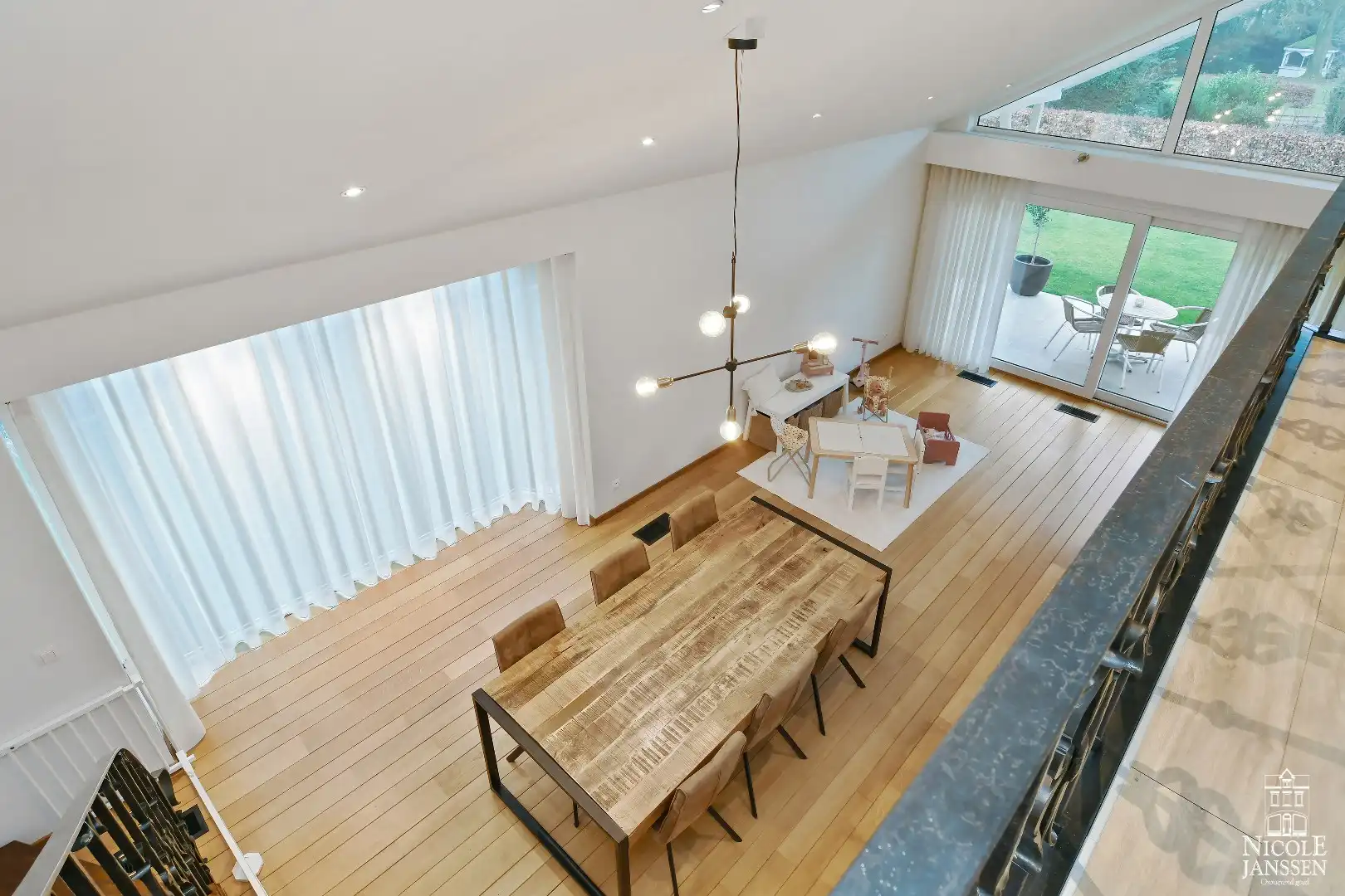 Charmante vrijstaande gezinswoning met grote garage en mooie tuin   foto 21