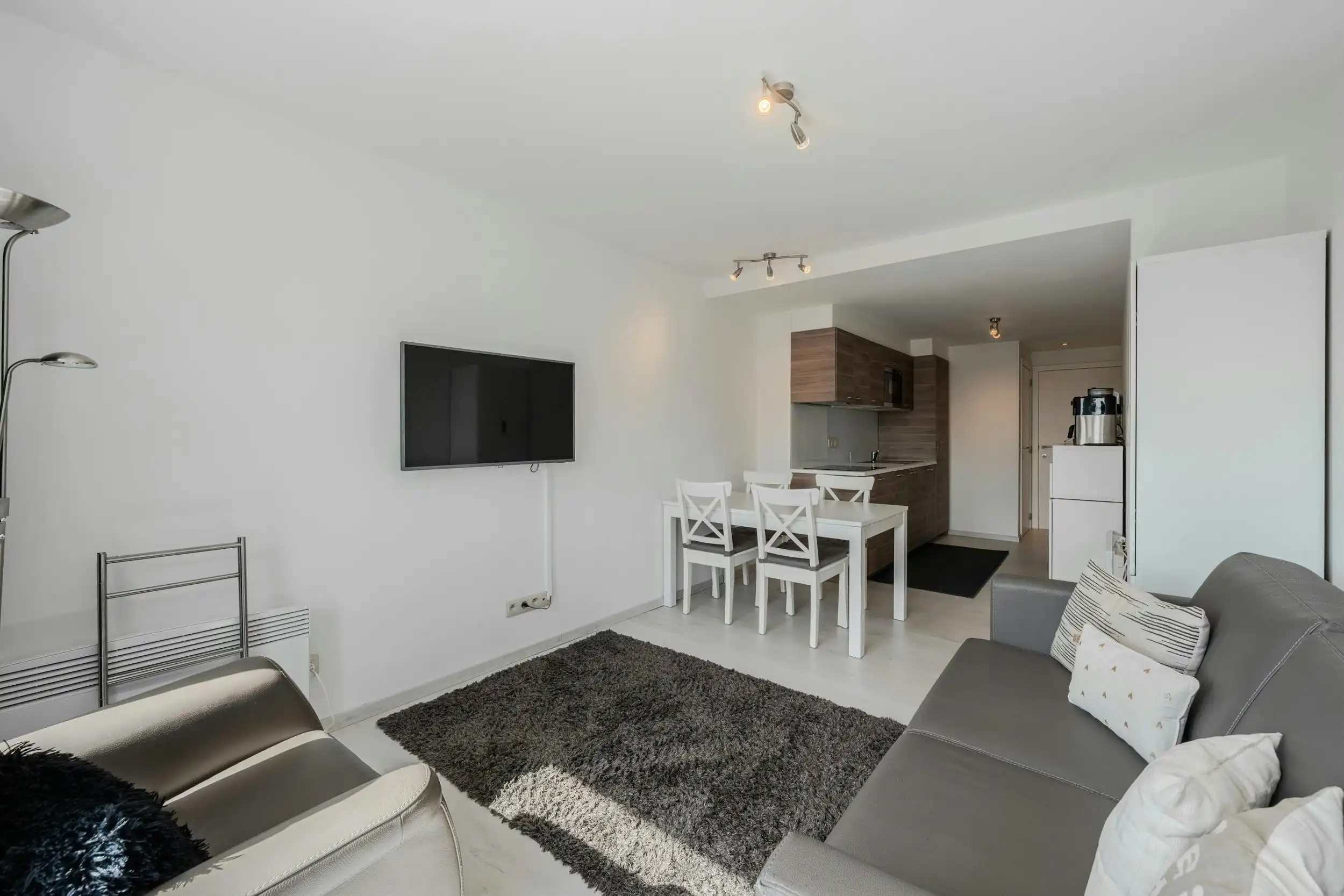Gerenoveerd appartement met 1 slaapkamer vlakbij de Zeedijk! foto 4