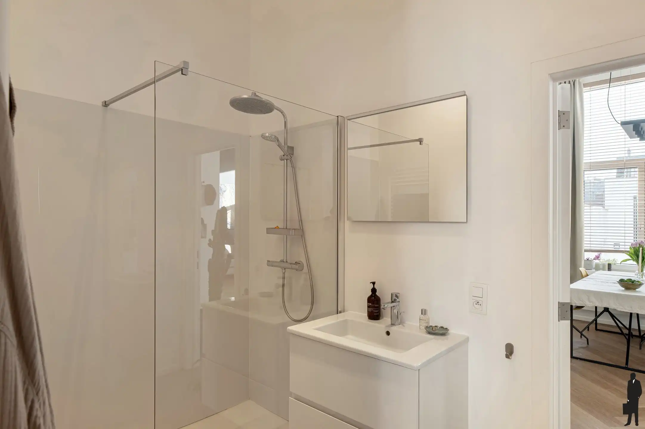 Lichtrijk appartement met hoge plafonds en terras foto 9