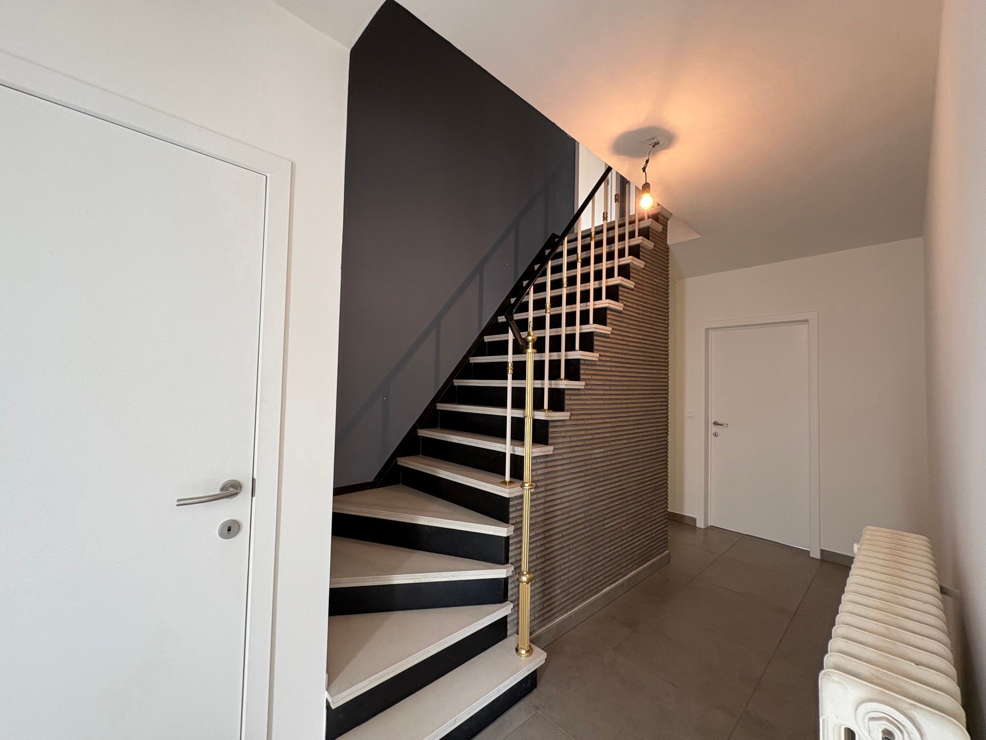 Ruime gerenoveerde woning met 5 slpks in centrum Ouwegem foto 7