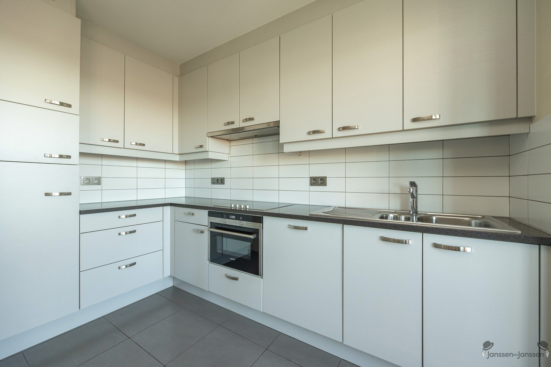 Instapklaar appartement met 2 slpks, terras en autostaanplaats foto 8