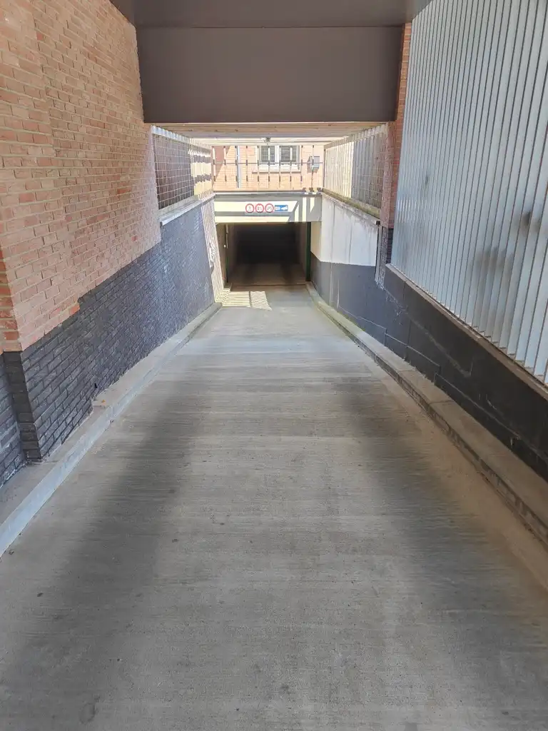 Ondergrondse Autostaanplaats! foto 4