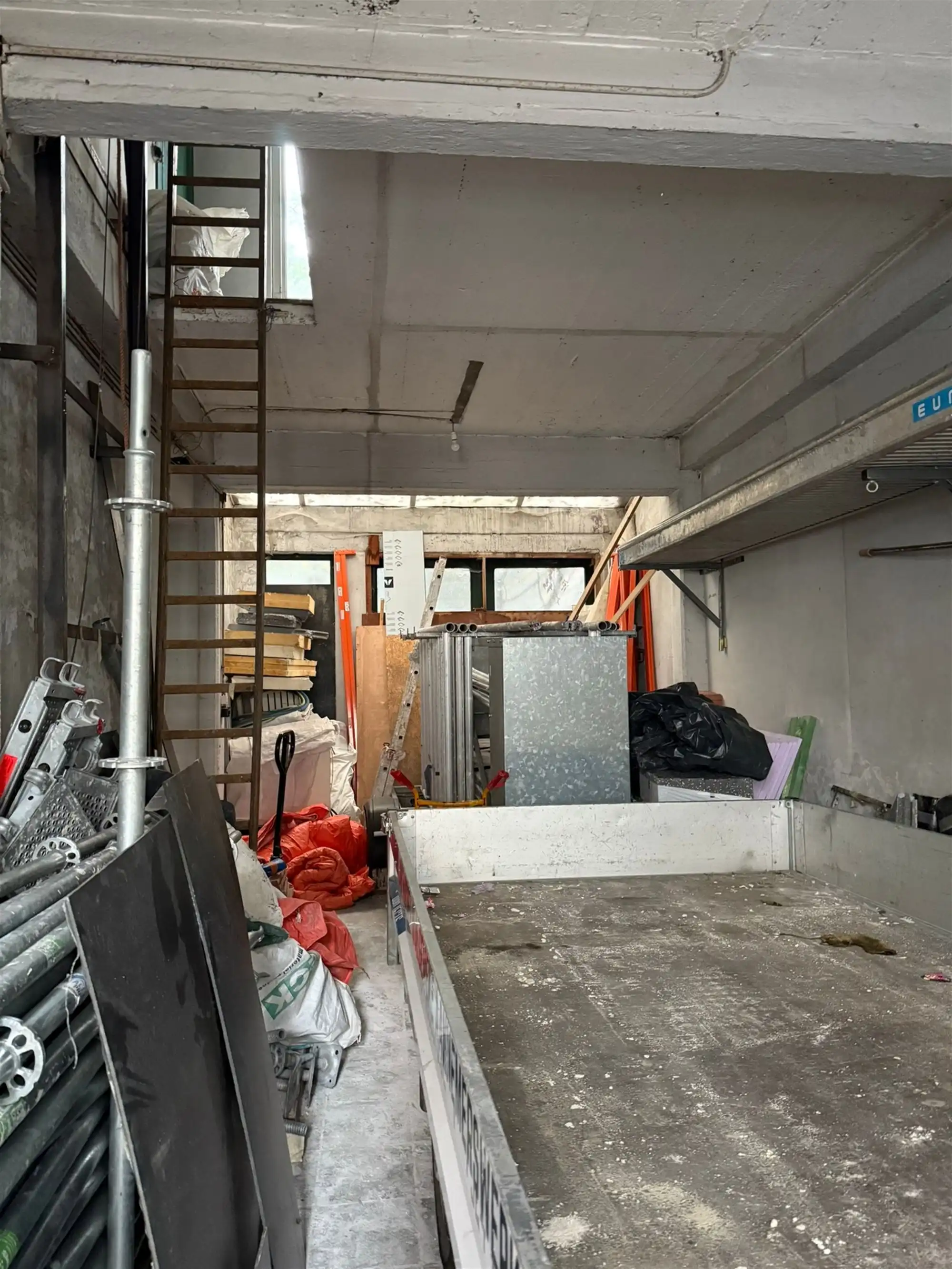 Magazijn of atelier of bureaurenovatieproject foto 2