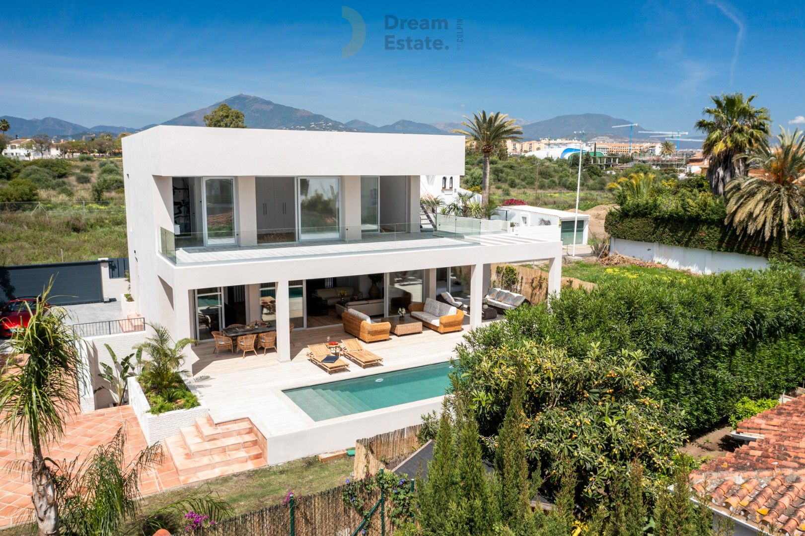 Nieuwe villa op een steenworp van het strand te San Pedro de Alcántara. foto {{pictureIndex}}