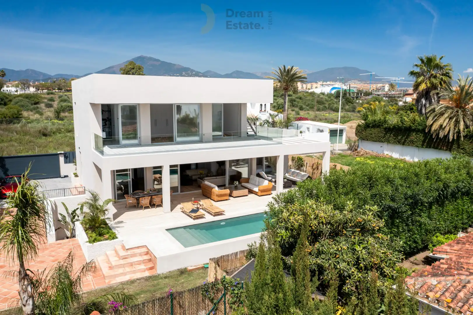 Nieuwe villa op een steenworp van het strand te San Pedro de Alcántara. foto {{pictureIndex}}