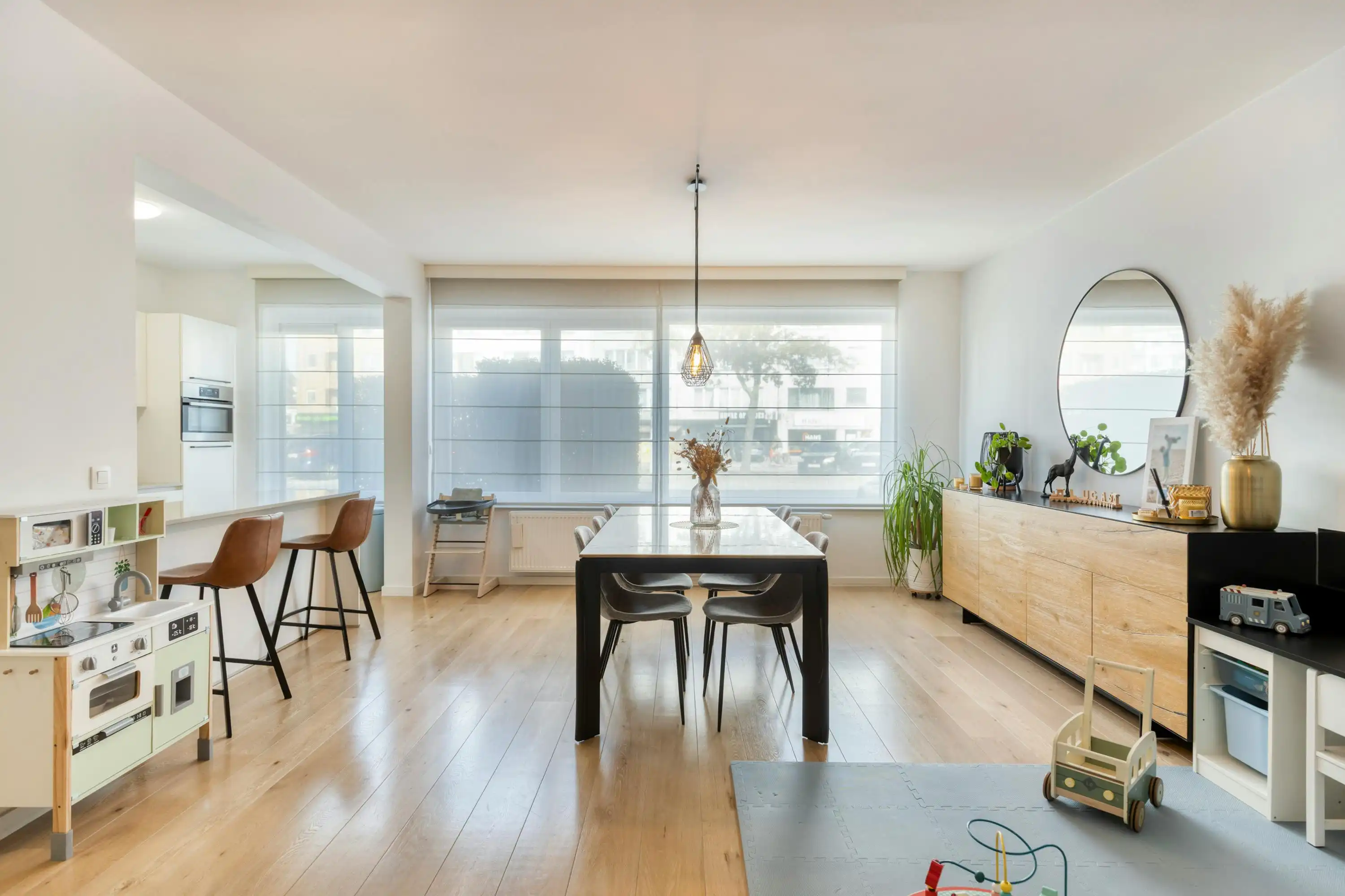 Kwalitatief appartement met 3 slaapkamers te koop in Merksem foto 2