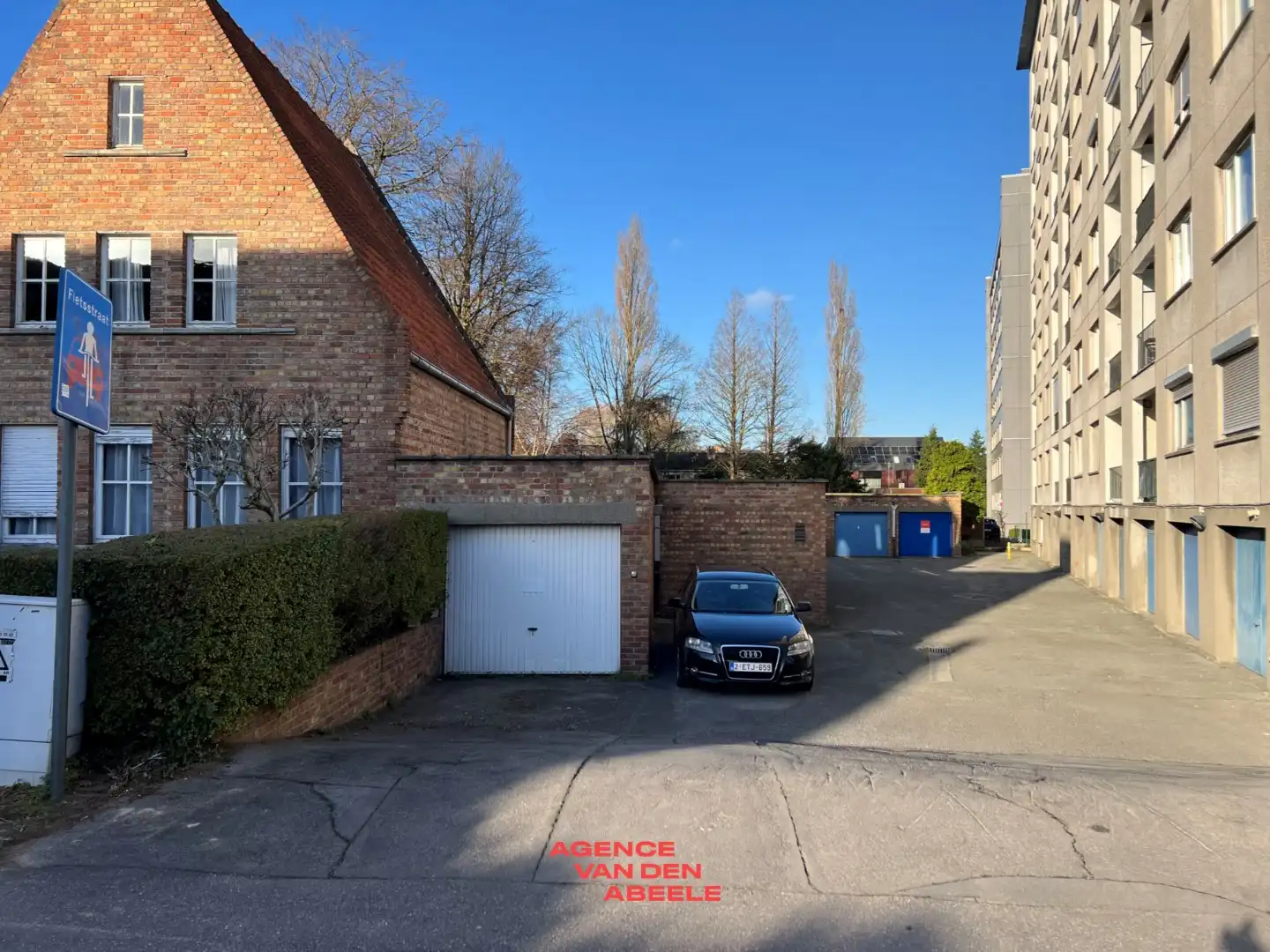 Ruime garagebox 6.75 X 2.85 nabij het station foto 3