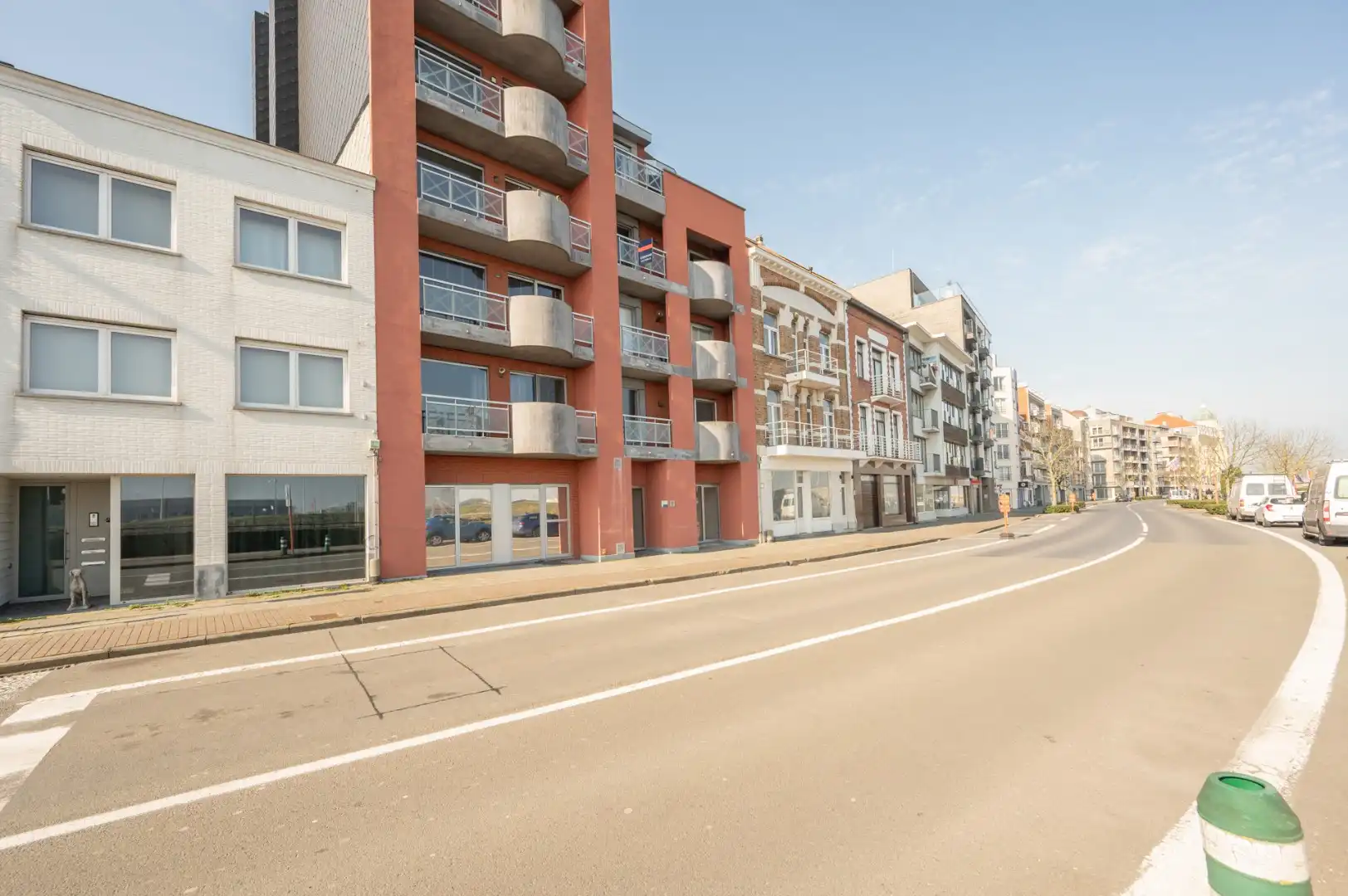 Instapklaar appartement met terras en autostaanplaats incl foto {{pictureIndex}}