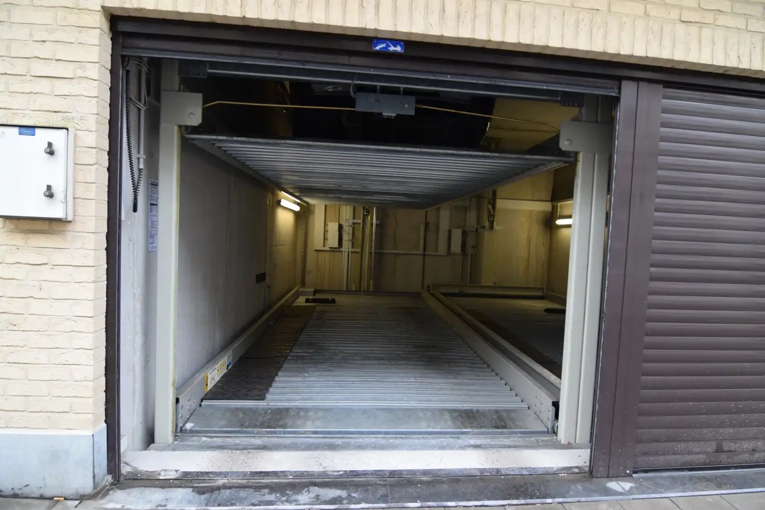 Staanplaats te huur aan de Markt van Blankenberge. Dit met een liftsysteem. foto 3