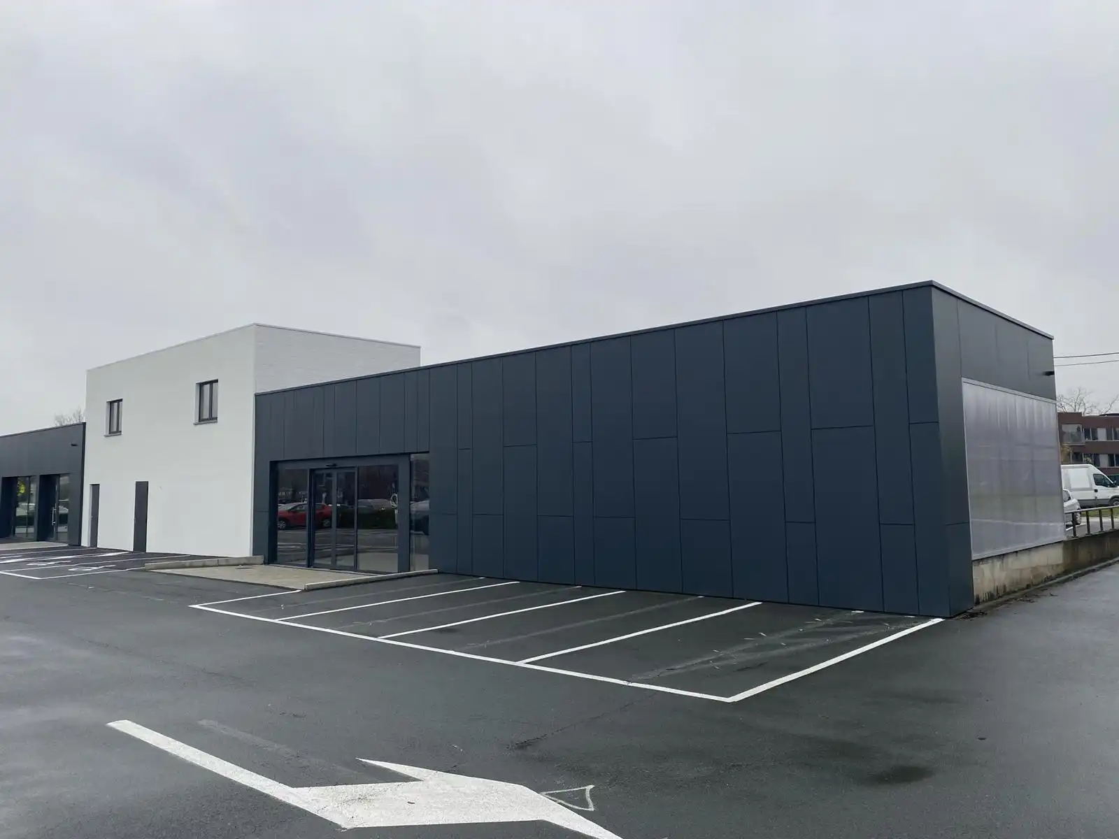 Commerciële ruimte met parking te huur in Halle foto {{pictureIndex}}