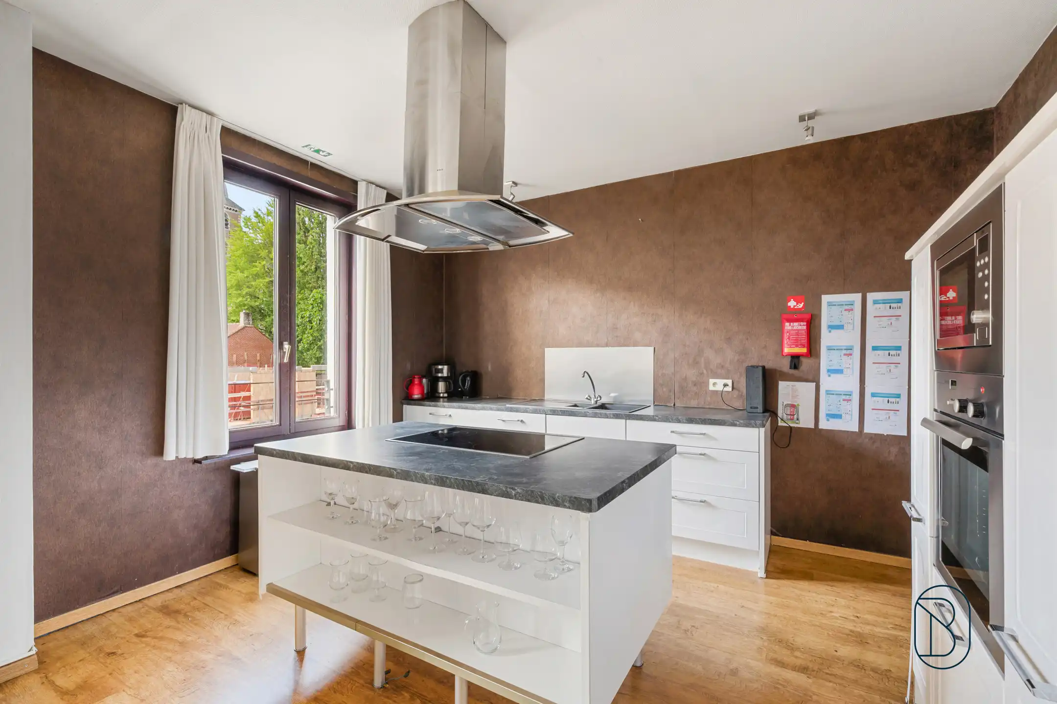 Handelspand + 2 gerenoveerde appartementen hartje Kortrijk foto 8