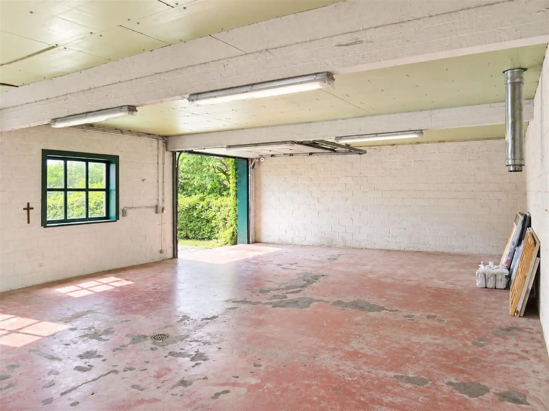 Praktisch magazijn van ca. 100 m² met private oprit  foto 5