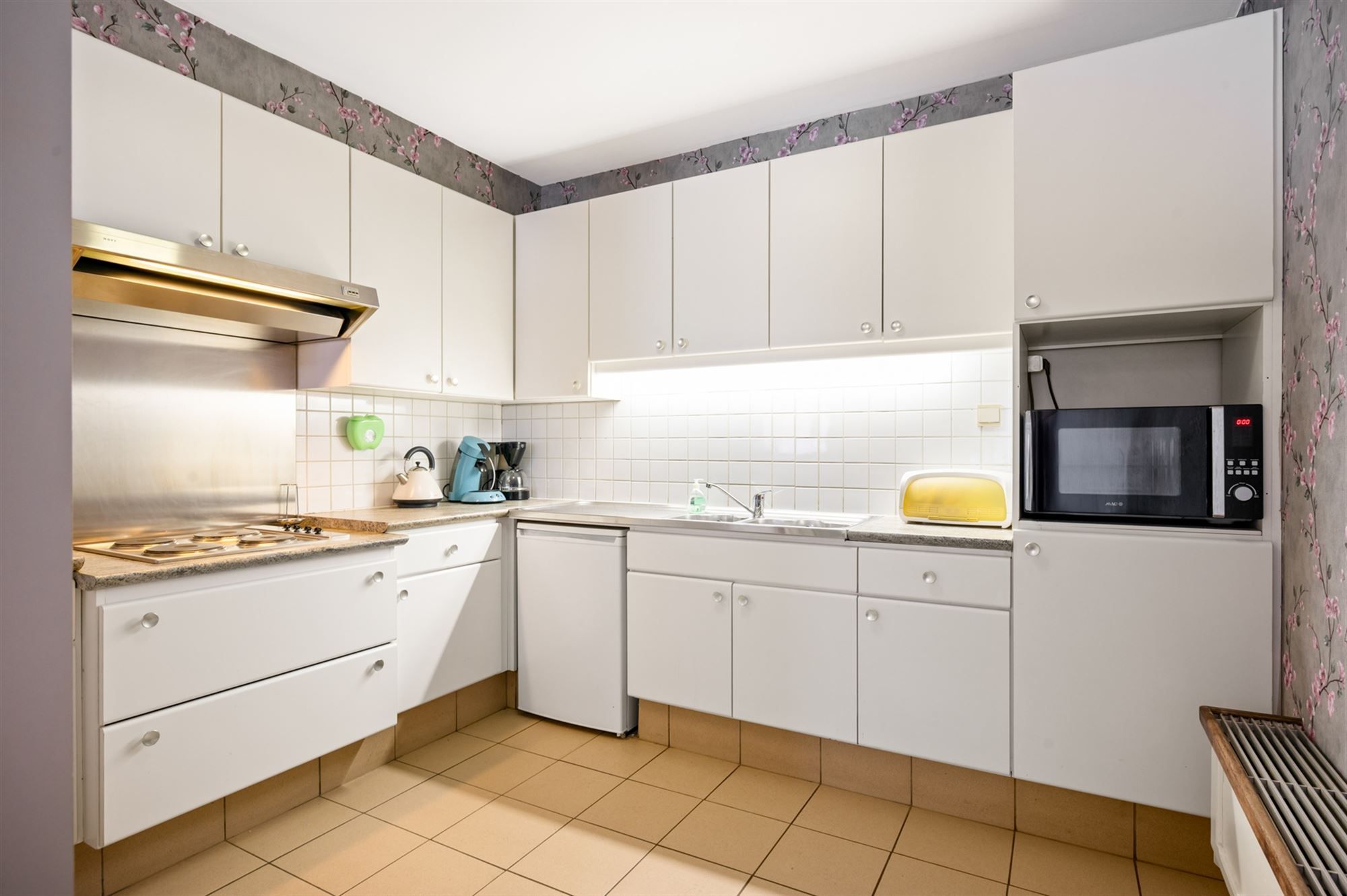 Ruim 2 slaapkamer appartement met 2 overdekte staanplaatsen en grote tuin foto 9