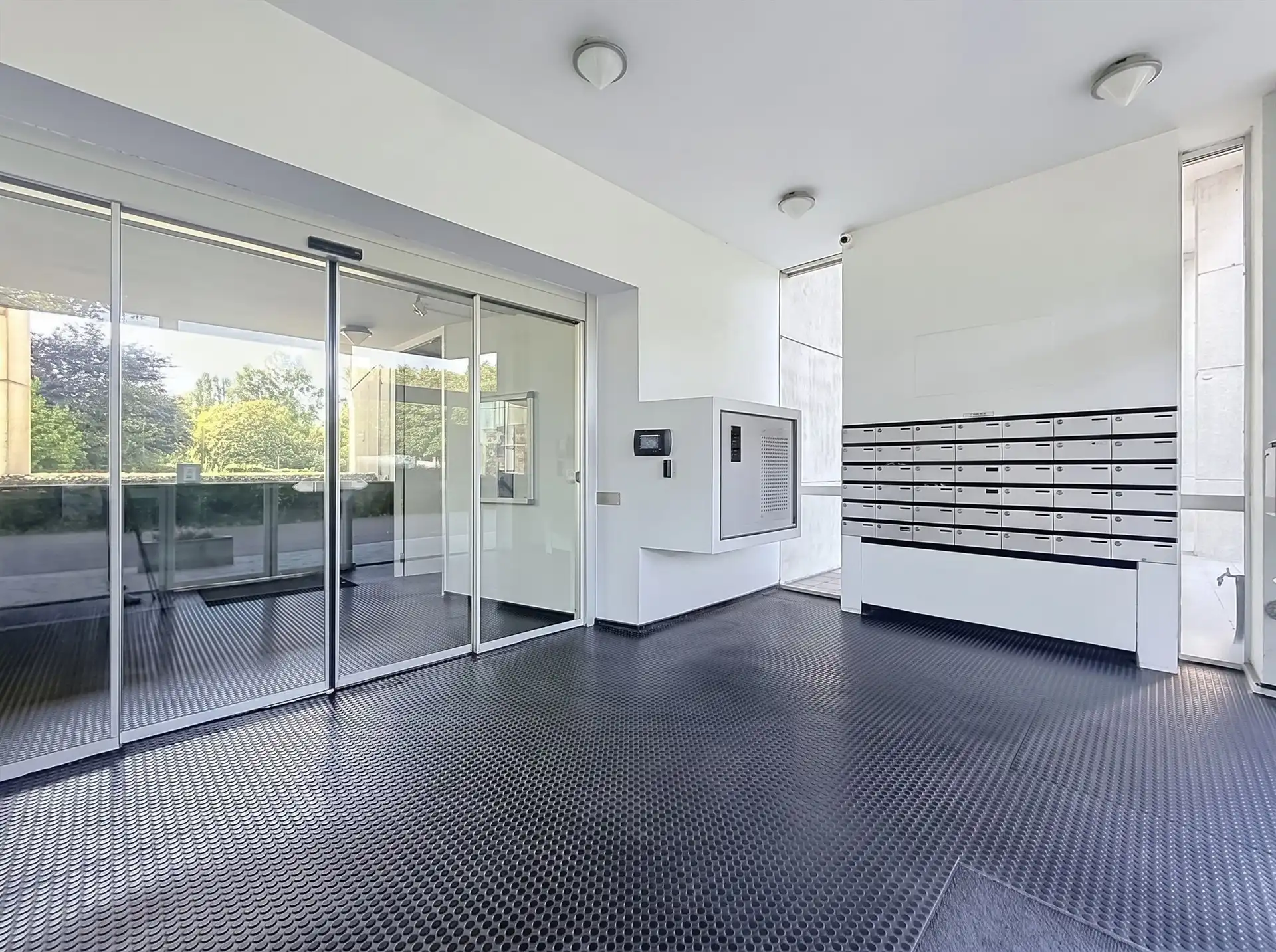 Instapklaar appartement met 2 slaapkamers en garage op toplocatie in Linkeroever! foto 5