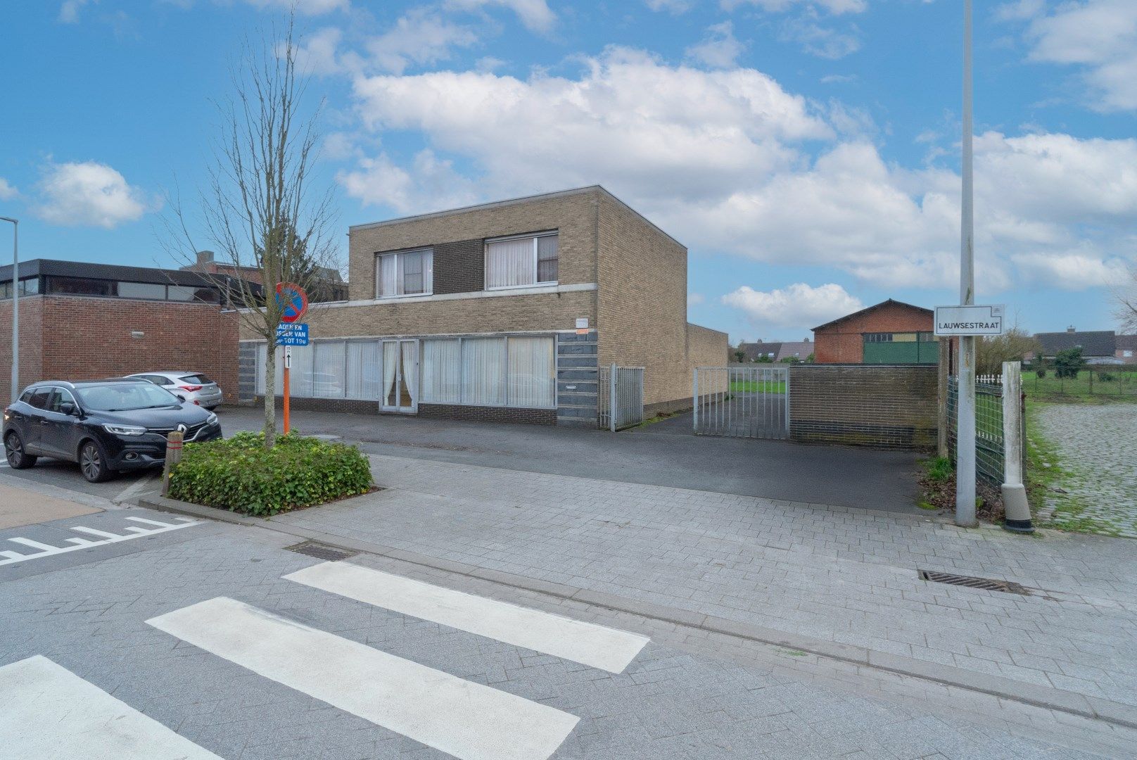 Hoofdfoto van de publicatie: HALFOPEN WONING MET 4 SLAAPKAMERS EN ATELIER! 