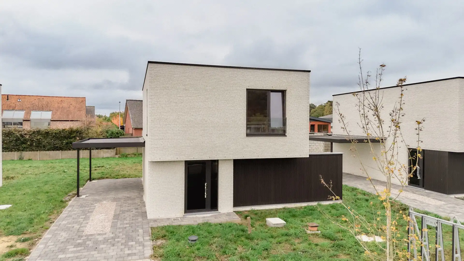 Moderne vrijstaande woning met zuid gerichte tuin foto {{pictureIndex}}