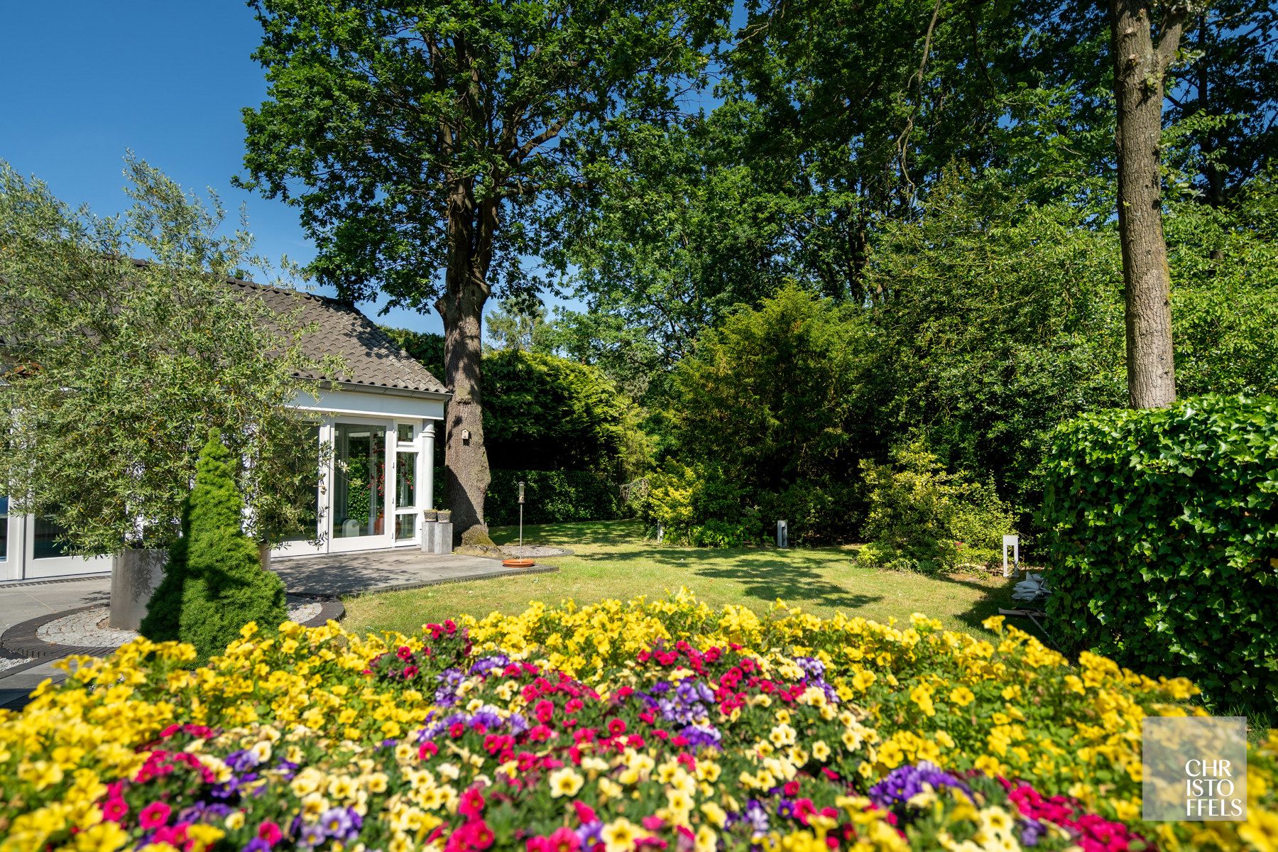Villa met binnenzwembad gelegen in een geliefde villawijk op een perceel van 1.827m² foto 11