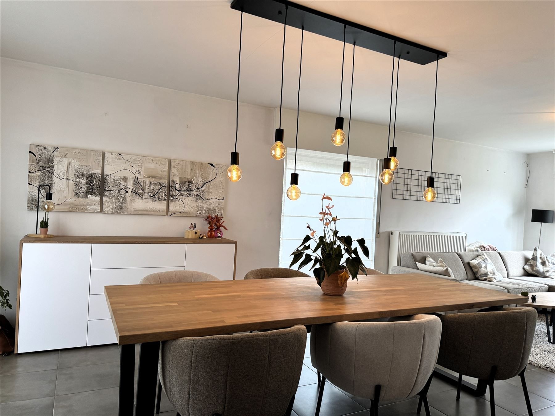 Instapklare gezinswoning met twee garages en grote tuin in Vichte foto {{pictureIndex}}