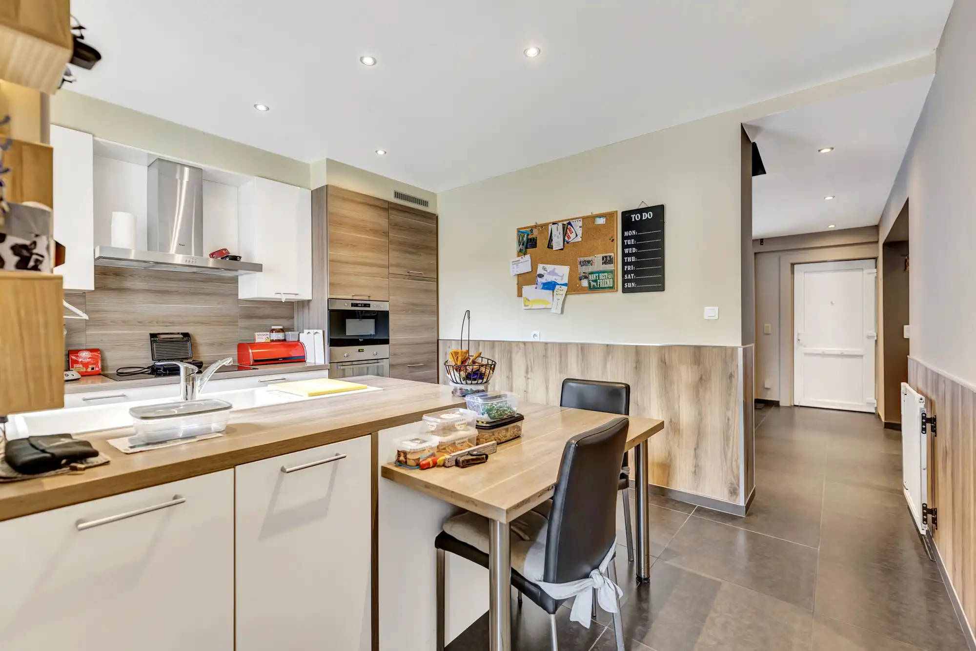 Instapklare woning met ruime garage/opslagplaats foto 7
