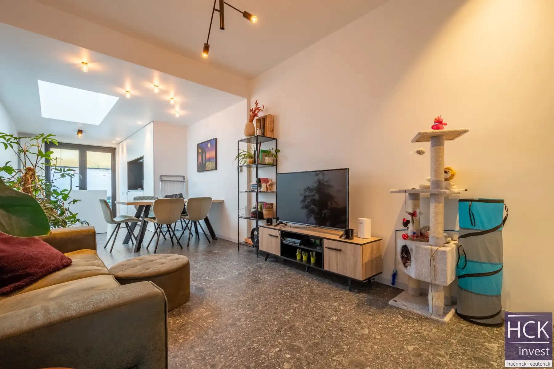 KORTRIJK - Instapklare woning met 2 SLPK. + bureau én stadskoer foto 3