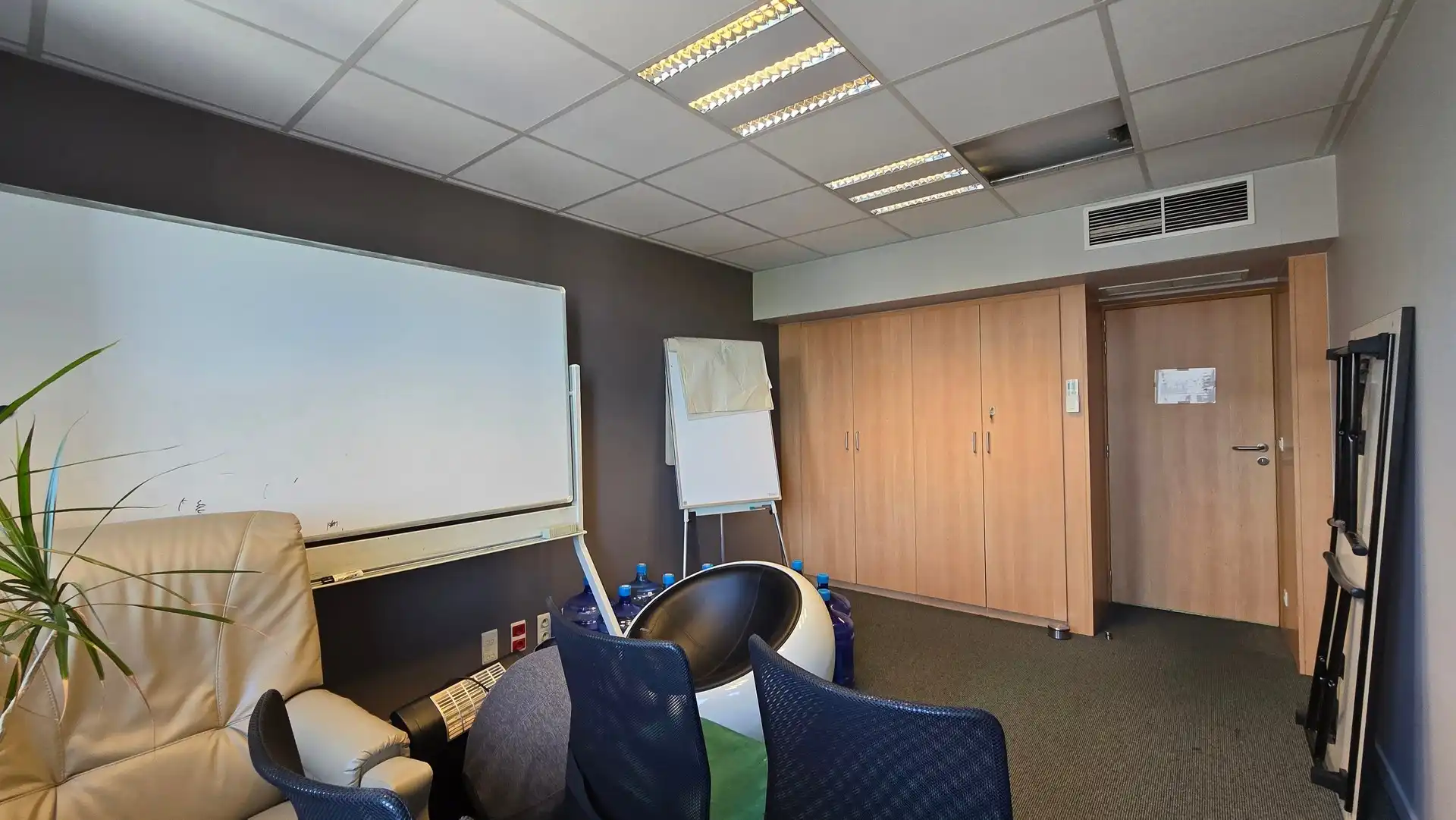 Instapklare kantoorruimte van 241 m²  in Brussel. foto 19