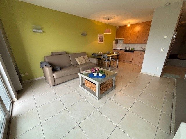 Gemeubelde studio met lateraal zee- en duinenzicht foto 3