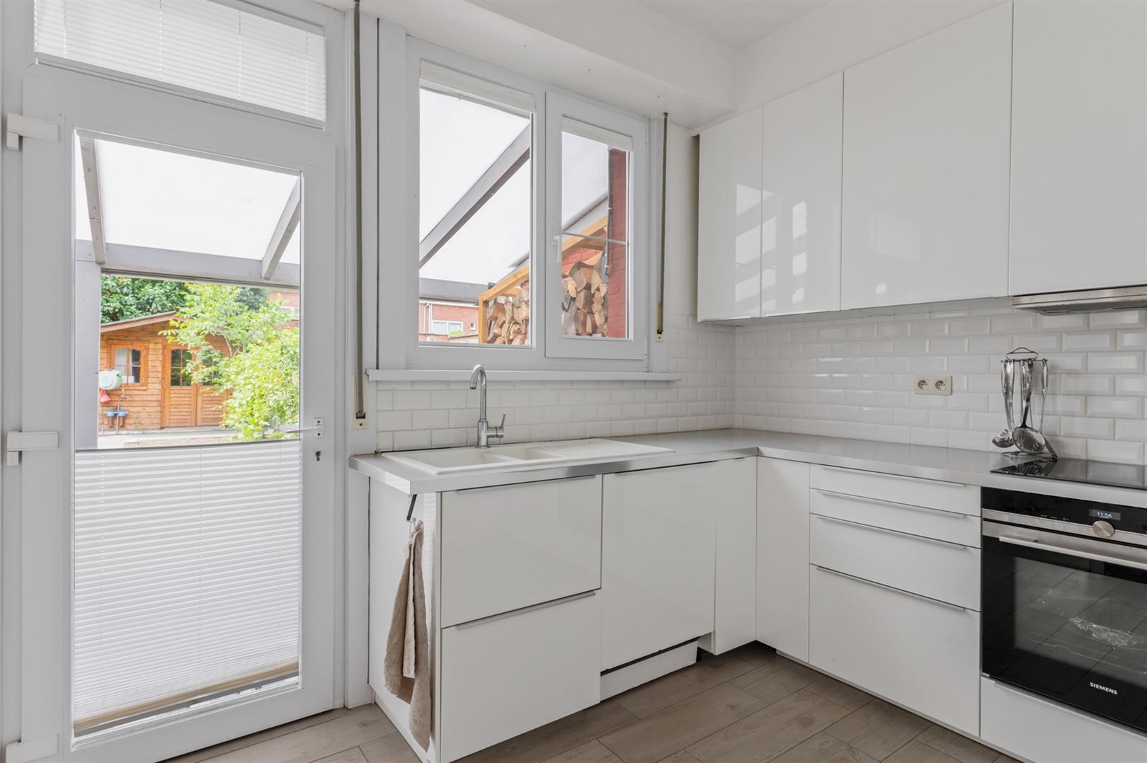 Gerenoveerde halfopen woning op ca. 300m2 met garage en tuin. foto 9