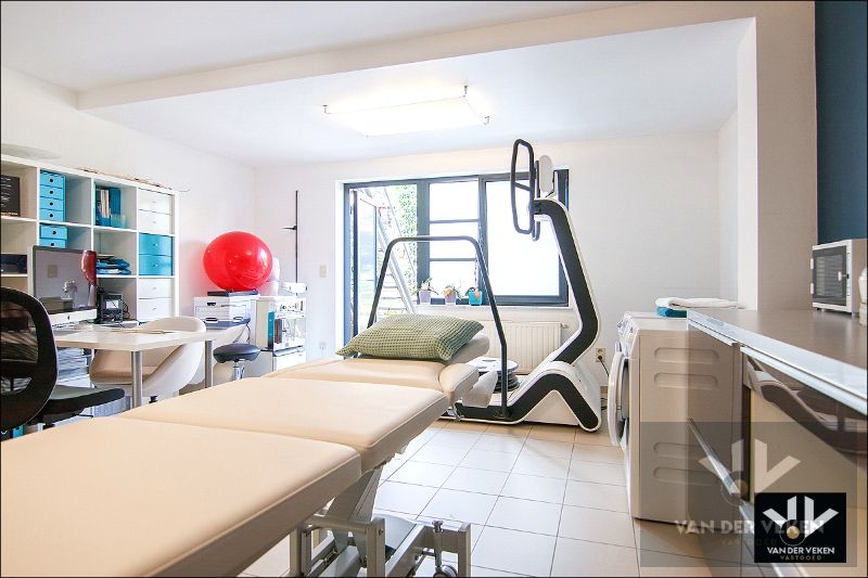 Energiezuinige, instapklare en ruime praktijkwoning met ideale ligging, tal van mogelijkheden en dubbele garage foto 6