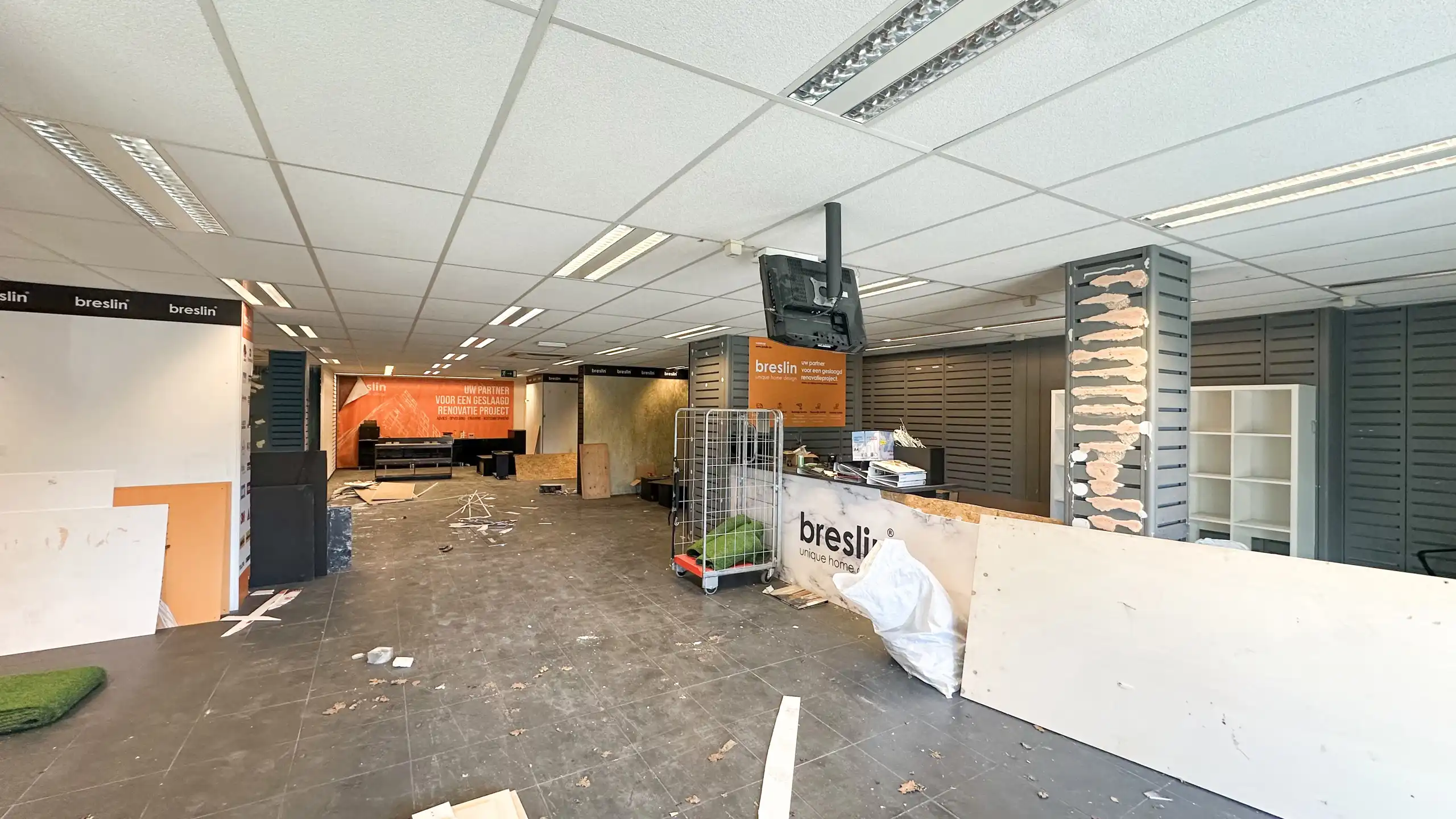 showroom van 700m in centrum mt veel parking! foto 4