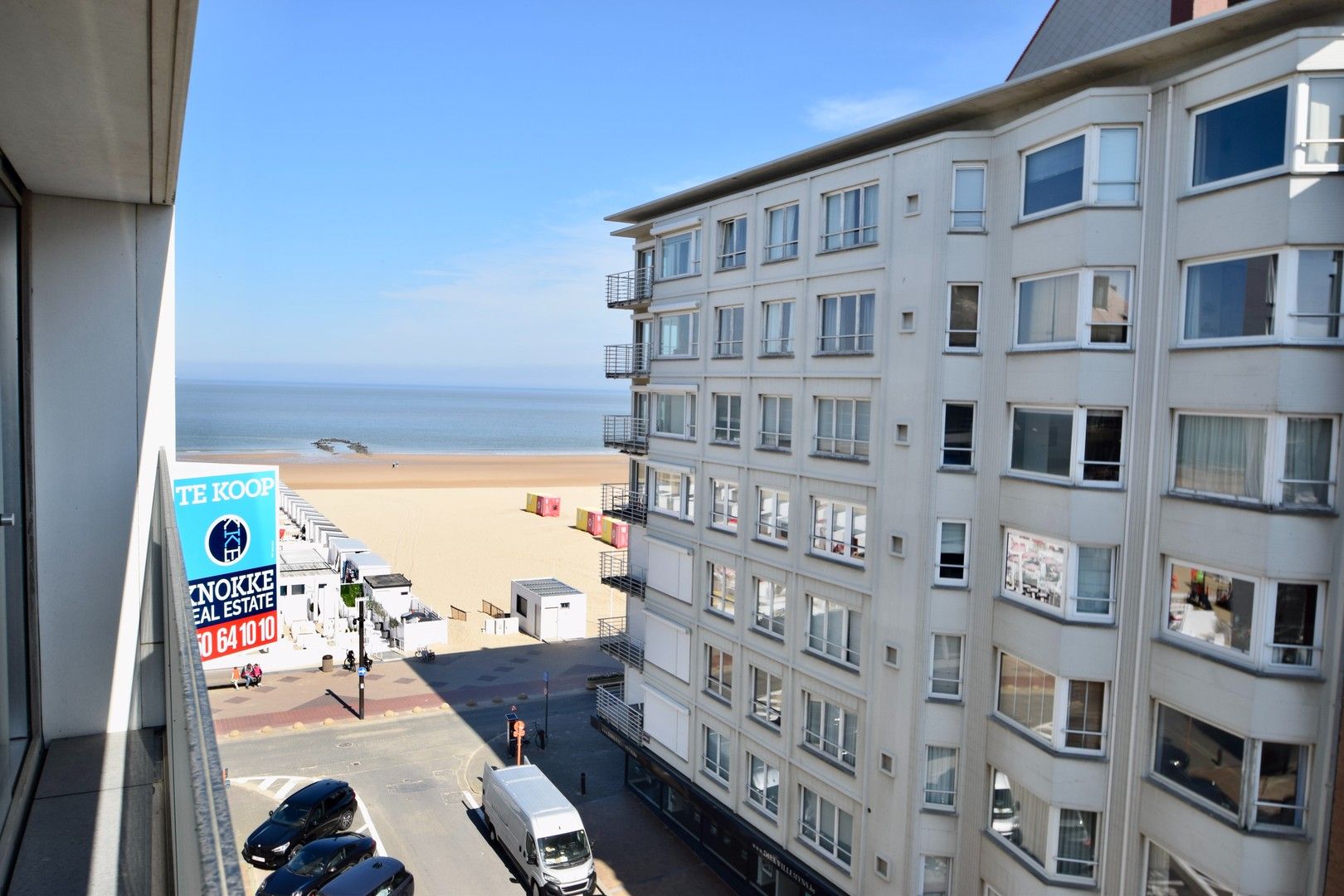 Appartement met zijdelings zeezicht gelegen vlakbij de winkels in de Kustlaan en de Zeedijk. foto 2