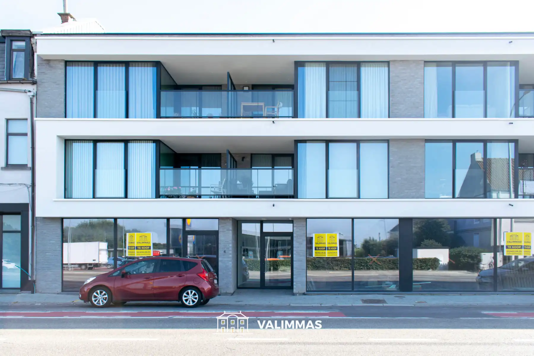 Commercieel gelijkvloers met grote kelder en 4 parkings... foto 2