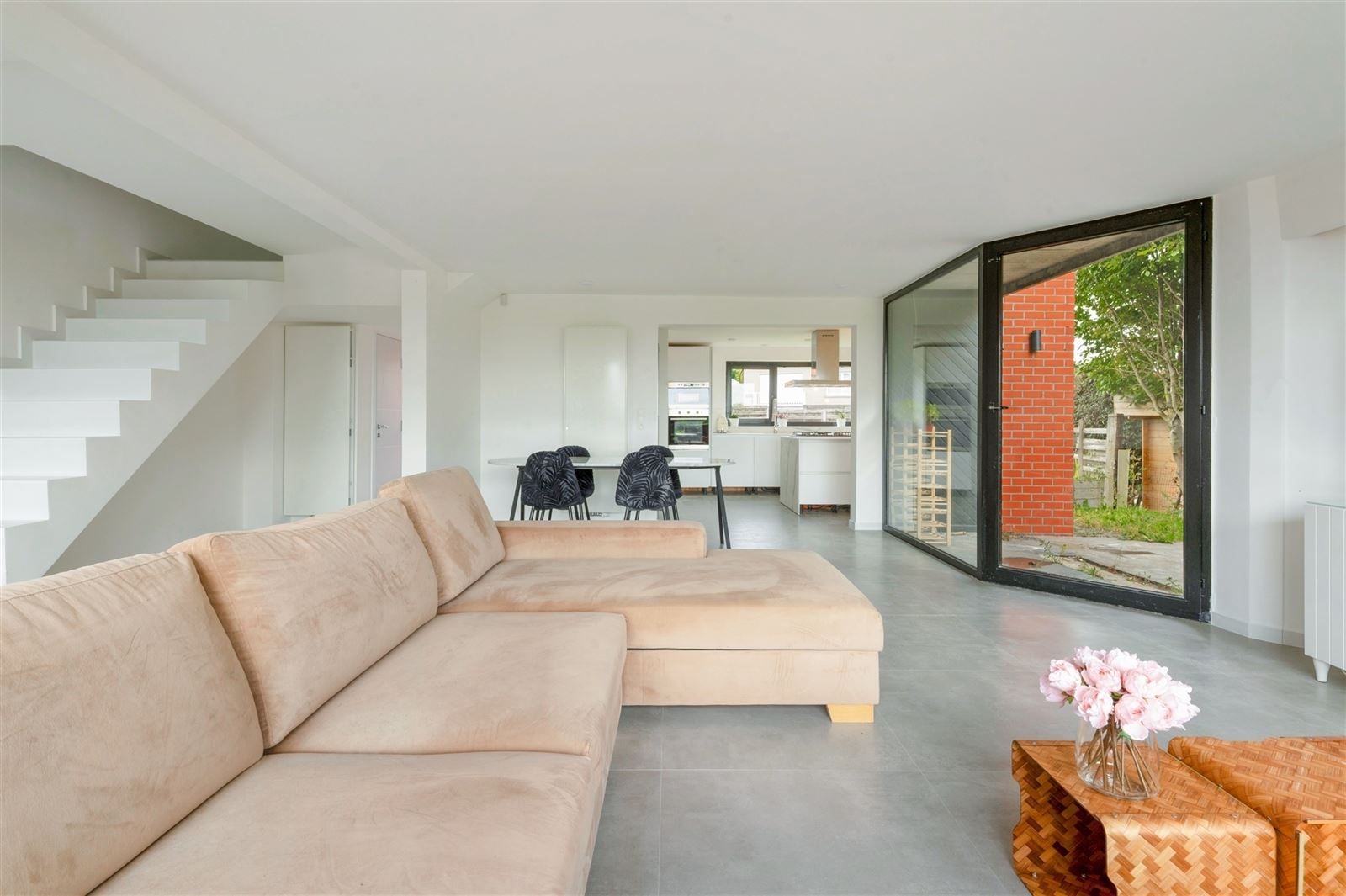 Gerenoveerde woning met tuin foto 2