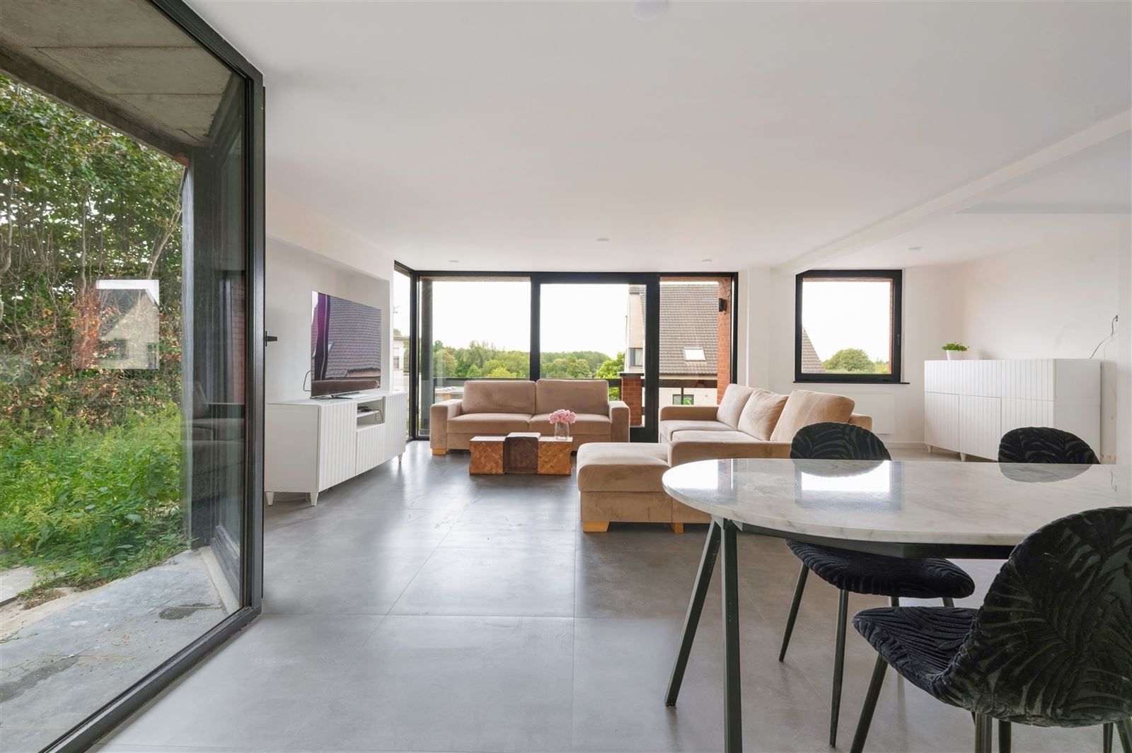 Gerenoveerde woning met tuin foto 2